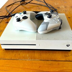 Xbox 1 s including two controllers